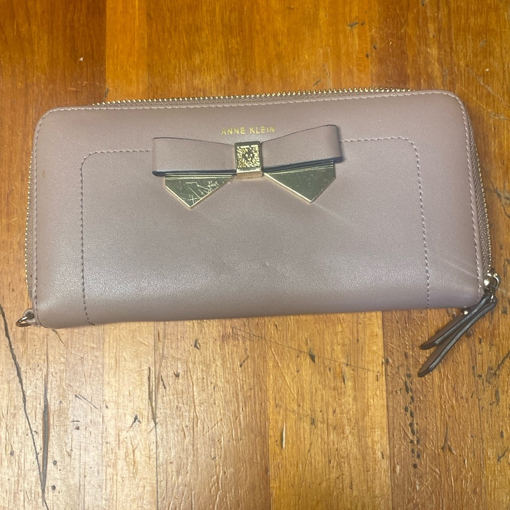 Super cute nwot Anne Klein wallet